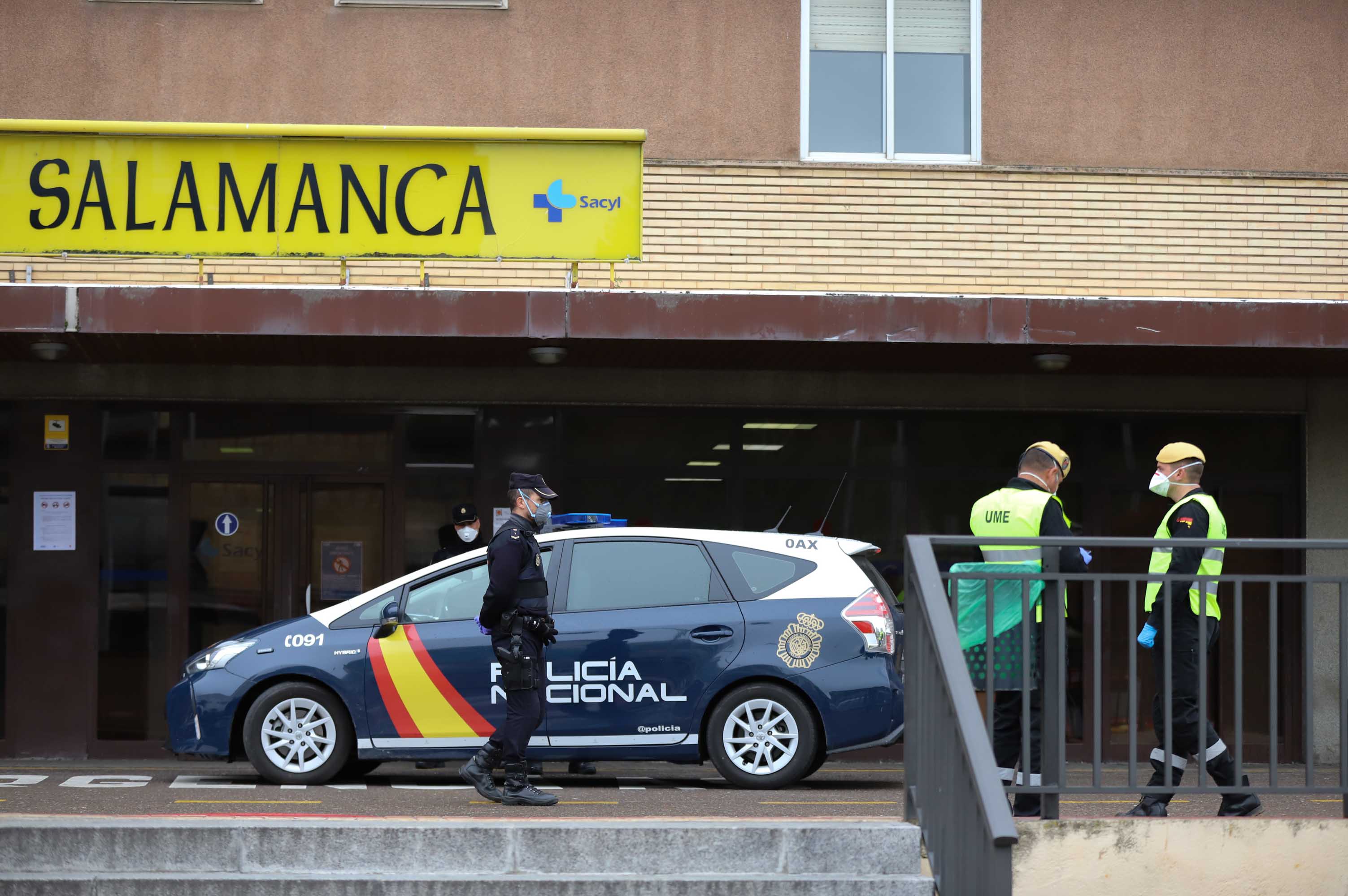 Intervención de la UME en el complejo hospitalario de Salamanca.