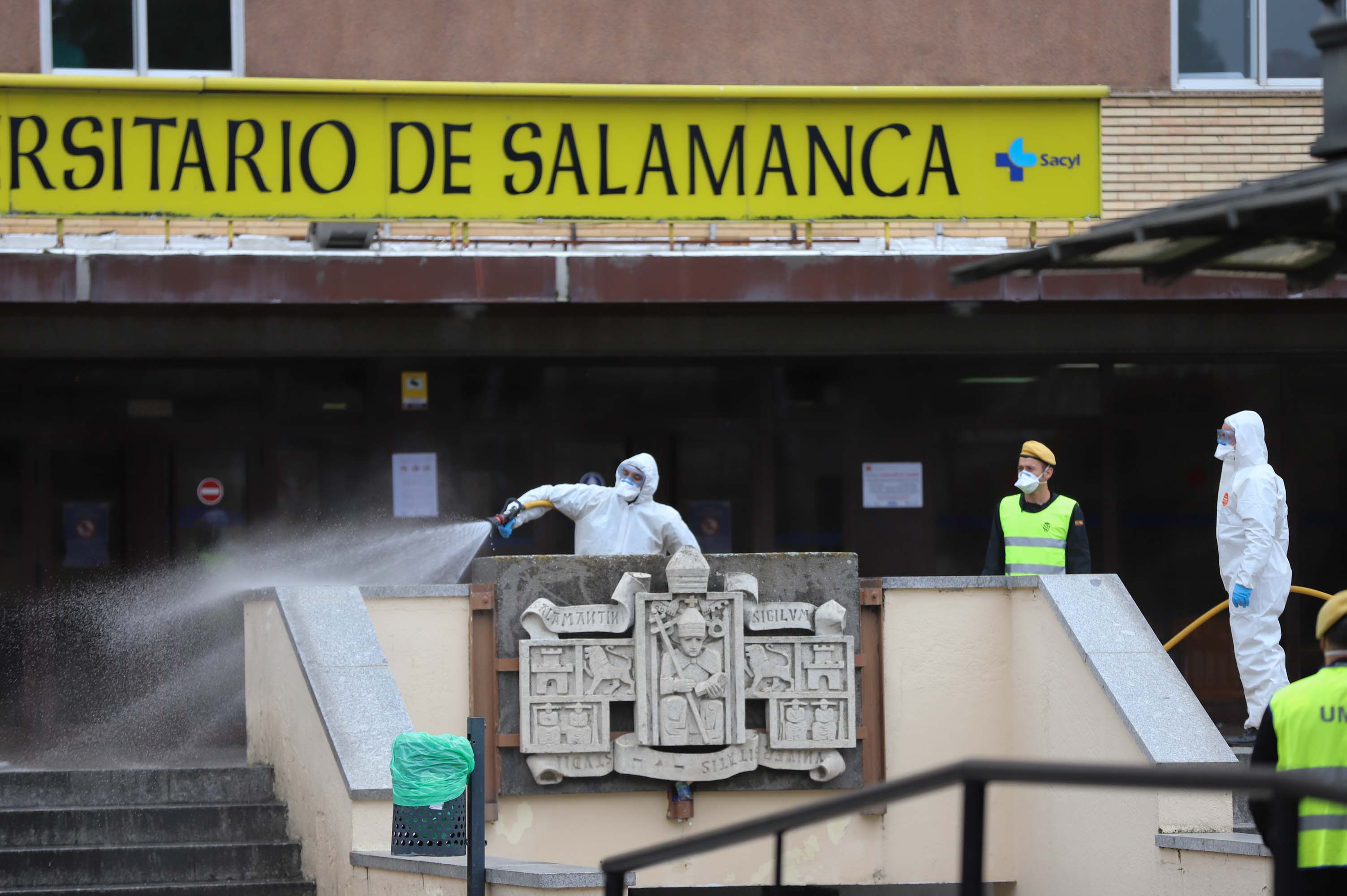 Intervención de la UME en el complejo hospitalario de Salamanca.
