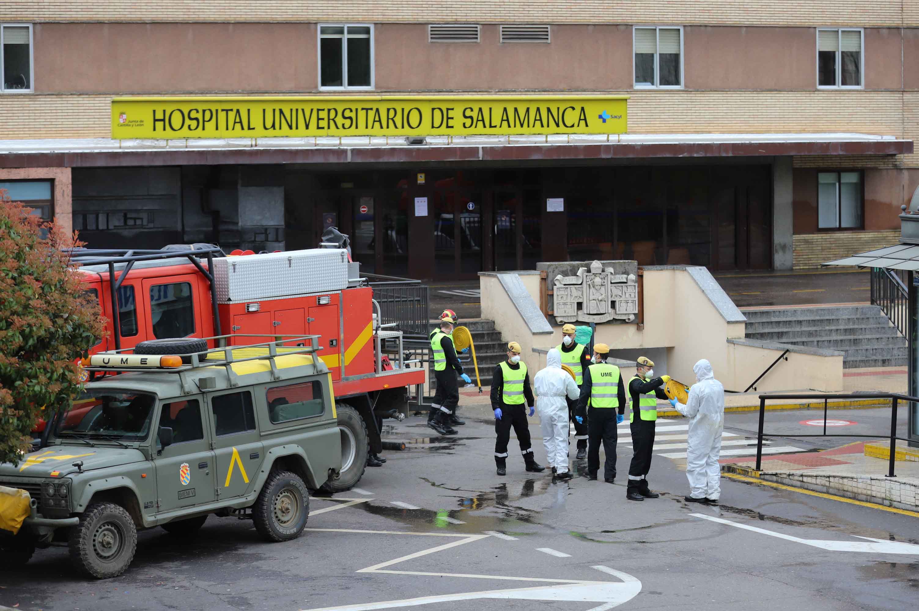 Intervención de la UME en el complejo hospitalario de Salamanca.