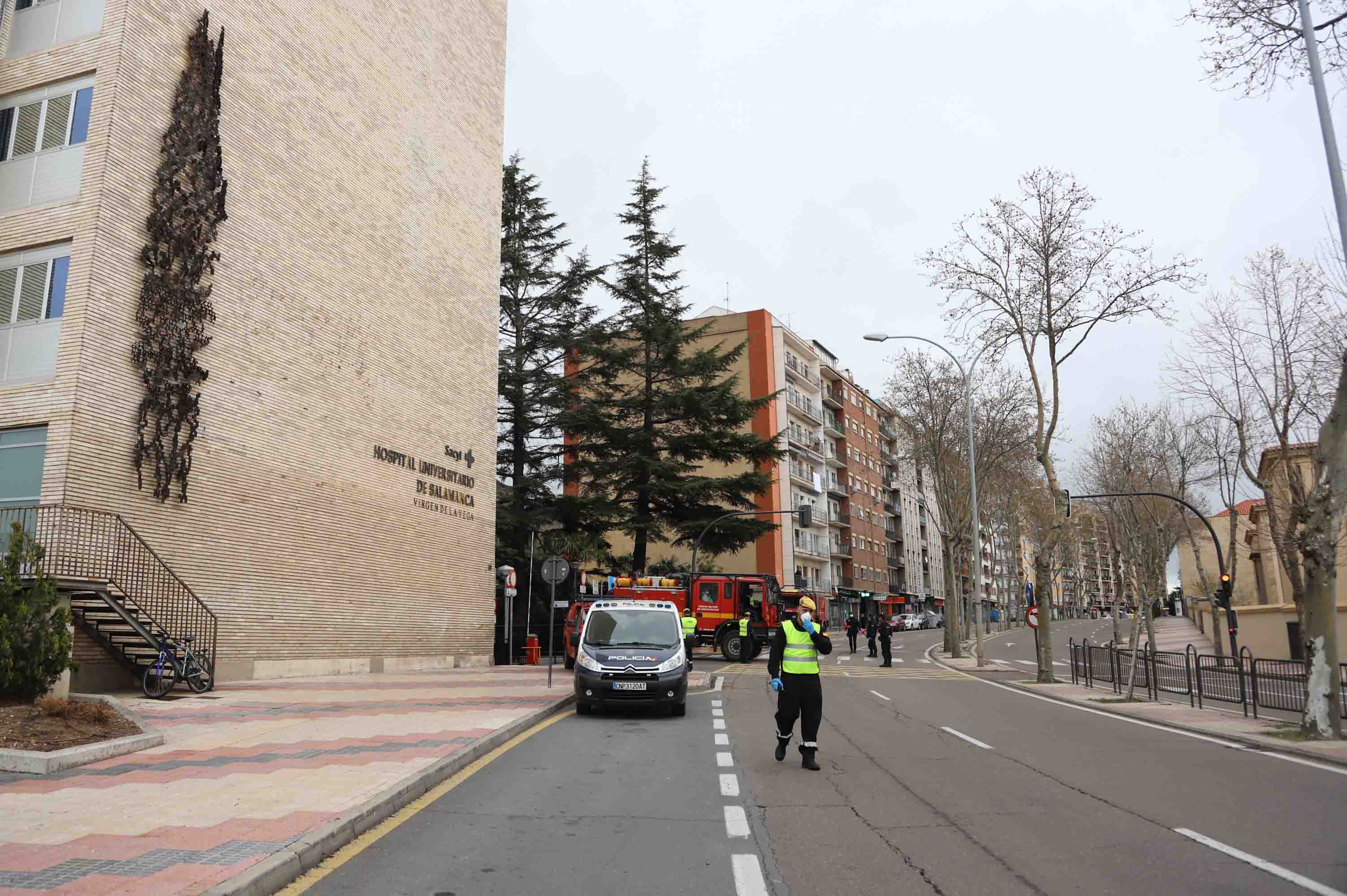Intervención de la UME en el complejo hospitalario de Salamanca.