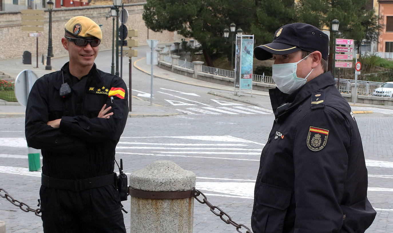 Militares y sanitarios, en la entrada del Hospital General de Segovia. 
