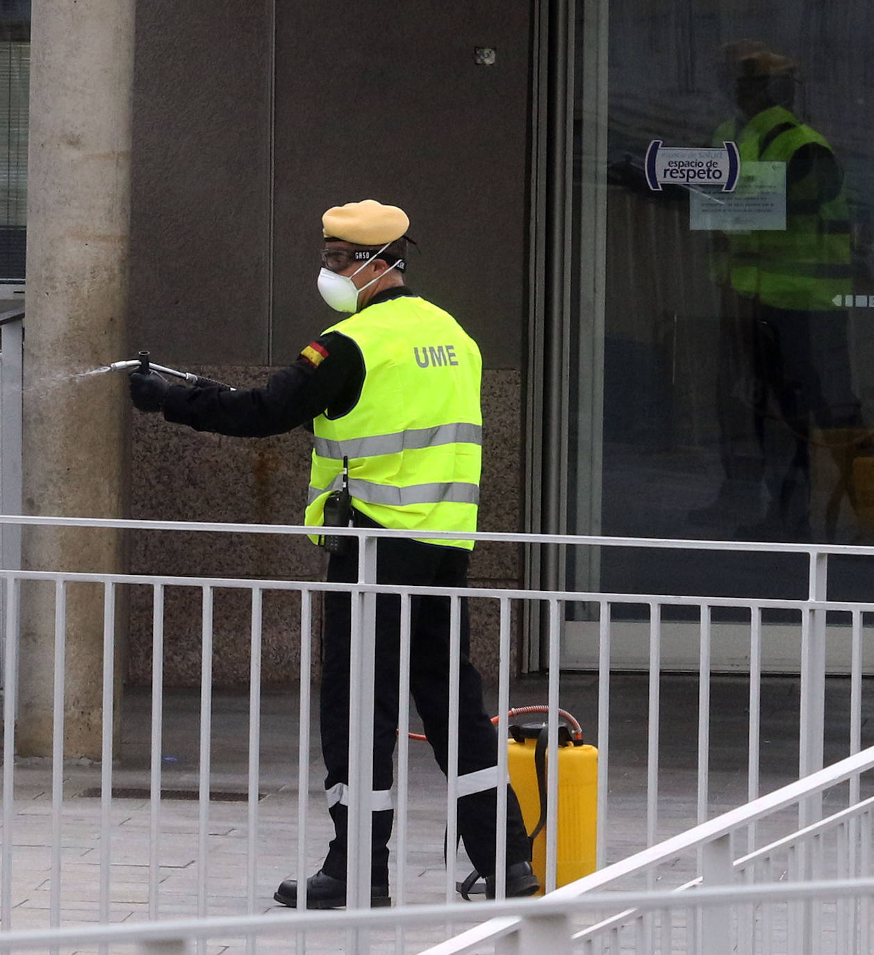 Militares y sanitarios, en la entrada del Hospital General de Segovia. 