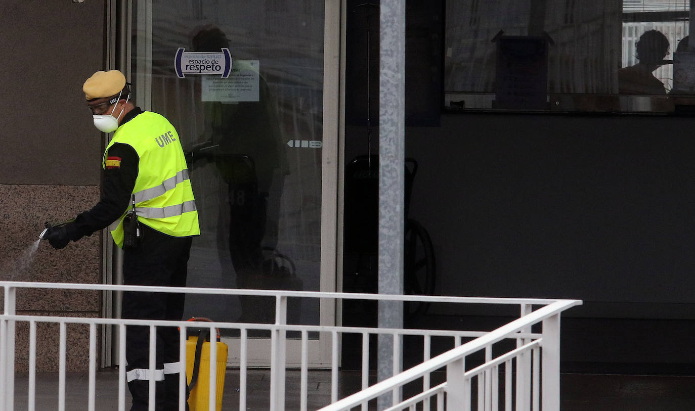 Militares y sanitarios, en la entrada del Hospital General de Segovia. 