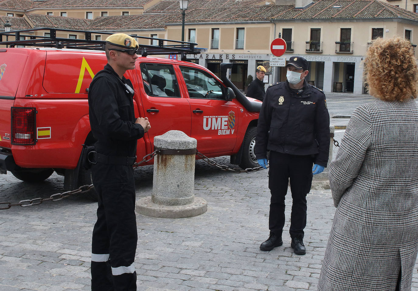 Militares y sanitarios, en la entrada del Hospital General de Segovia. 