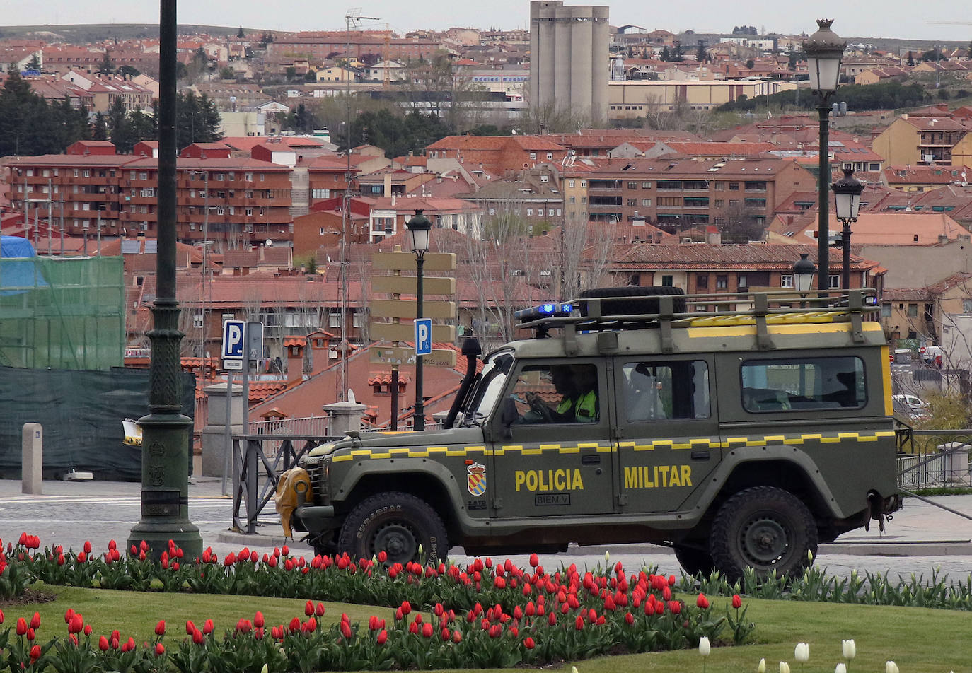 Militares y sanitarios, en la entrada del Hospital General de Segovia. 