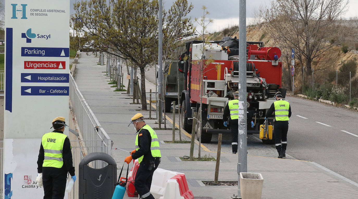 Militares y sanitarios, en la entrada del Hospital General de Segovia. 