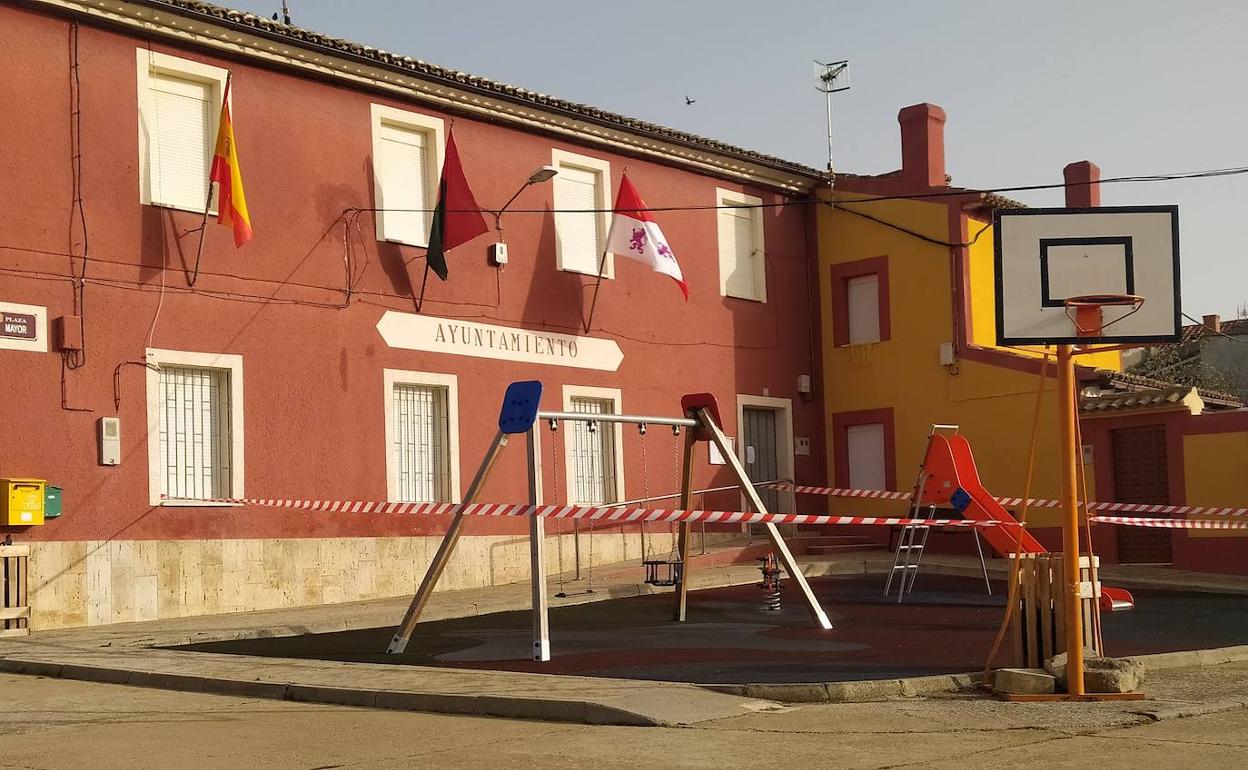 Parque infantil precintado en Marcilla de Campos. 