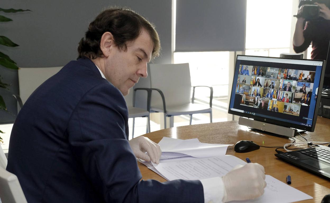 Mañueco, durante la videoconferencia entre presidentes autonómicos y presidente del Gobierno. 