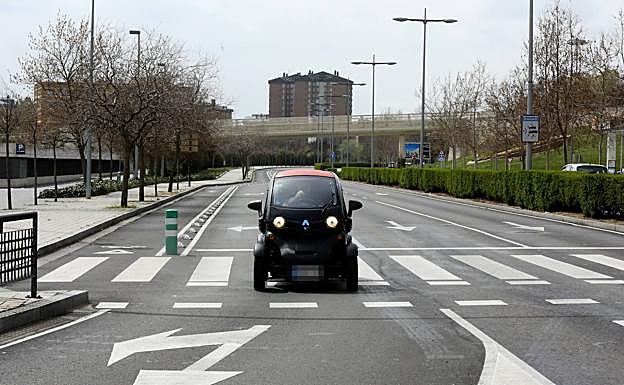 Un vehículo eléctrico, en la avenida de Salamanca. 