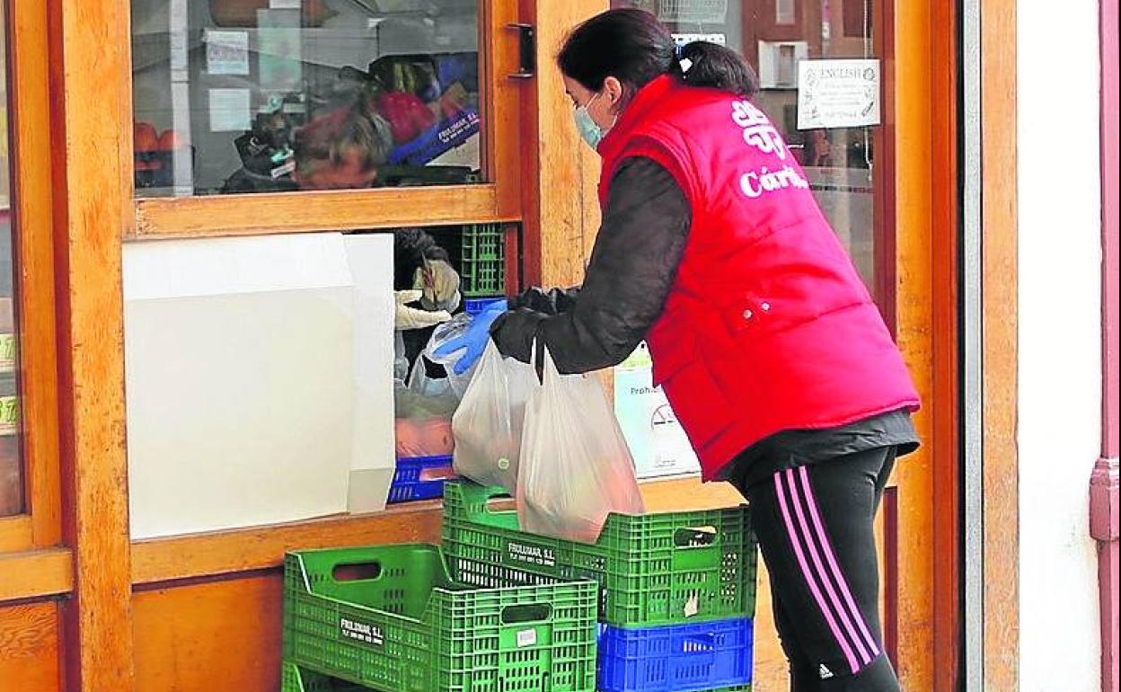 Una voluntaria de Cáritas compra para los mayores de Rioseco.