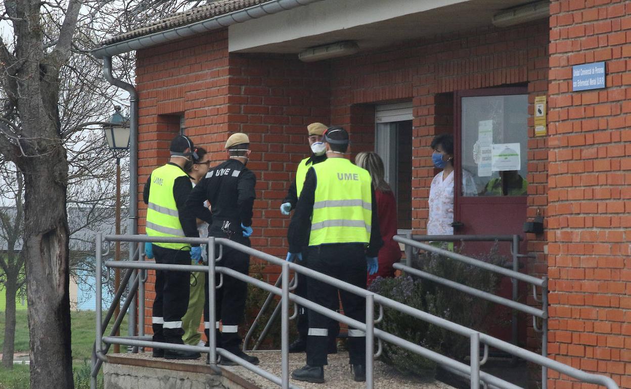 La UME desinfecta una residencia asistencial en Segovia. 