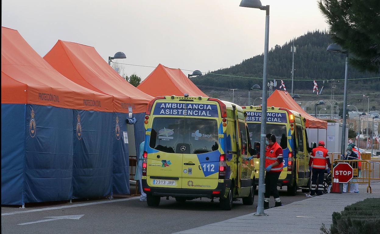 Llegada de ambulancias con pacientes, ayer por la tarde, a las carpas de triaje del Río Hortega. 