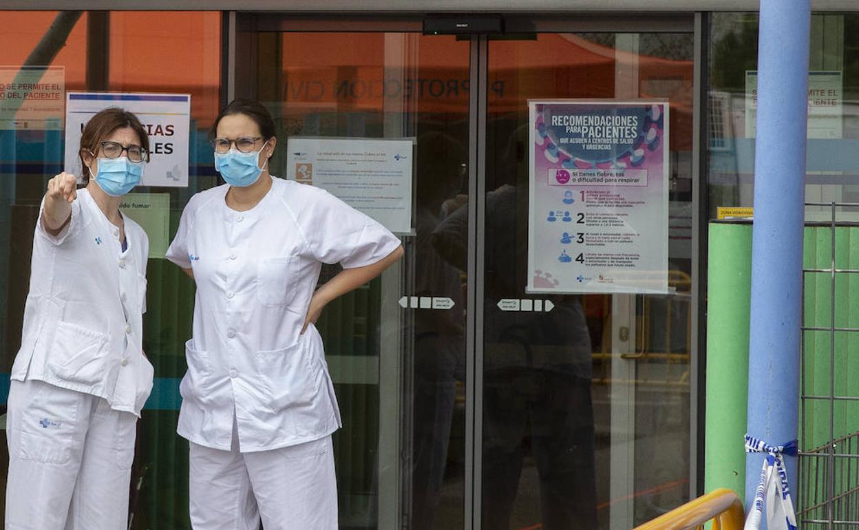 Dos profesionales de la sanidad, en las puertas de un hospital de Valladolid. 