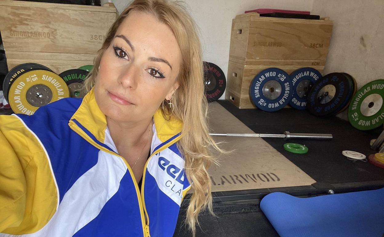 Lydia Valentín muestra el gimnasio que tiene instalado en casa para entrenar.