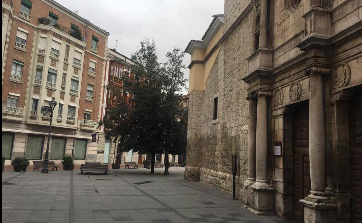 La Plaza del Salvador, sin niños, sin paseantes y sin parroquianos del bar de la esquina, a mi espalda, cerrado.