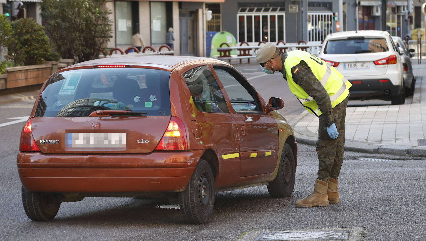 El Ejército desinfecta el Centro de Salud La Puebla.