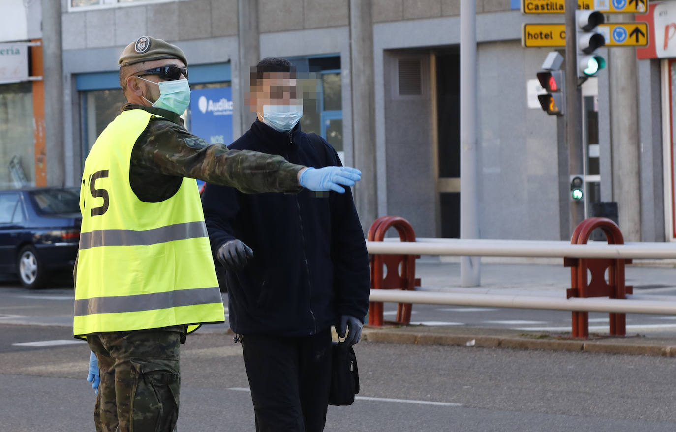 El Ejército desinfecta el Centro de Salud La Puebla.