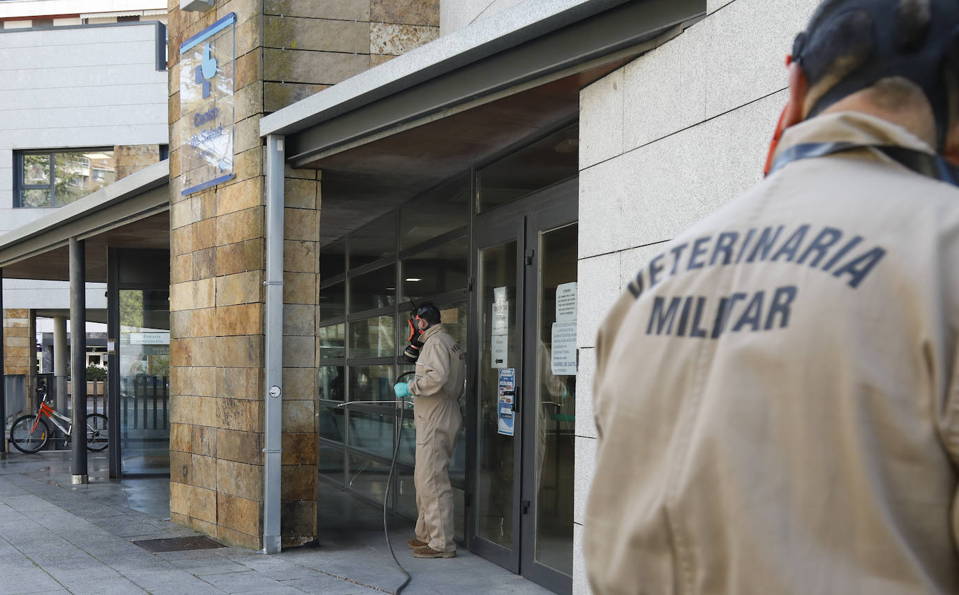 El Ejército desinfecta el Centro de Salud La Puebla.