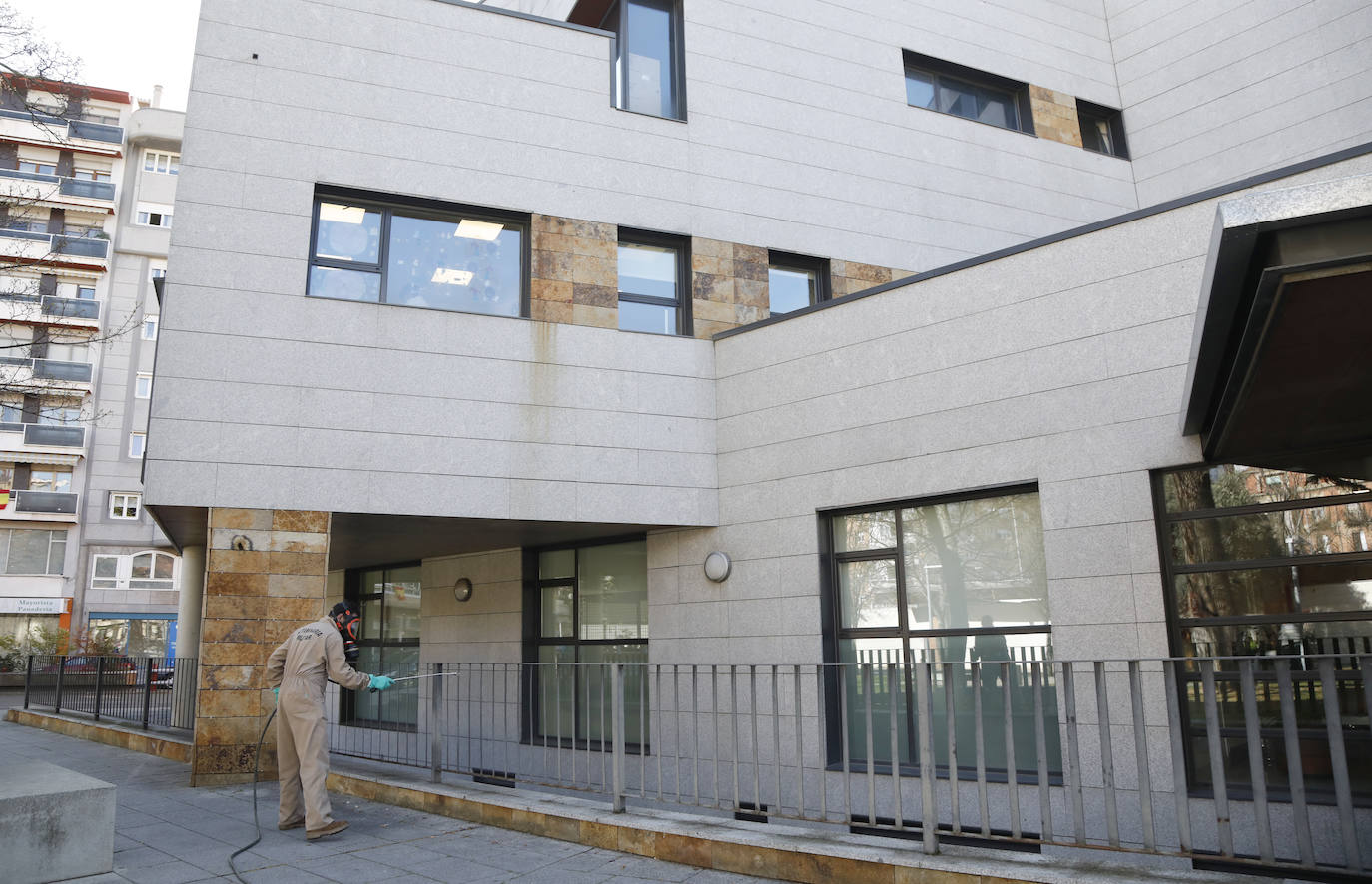 El Ejército desinfecta el Centro de Salud La Puebla.