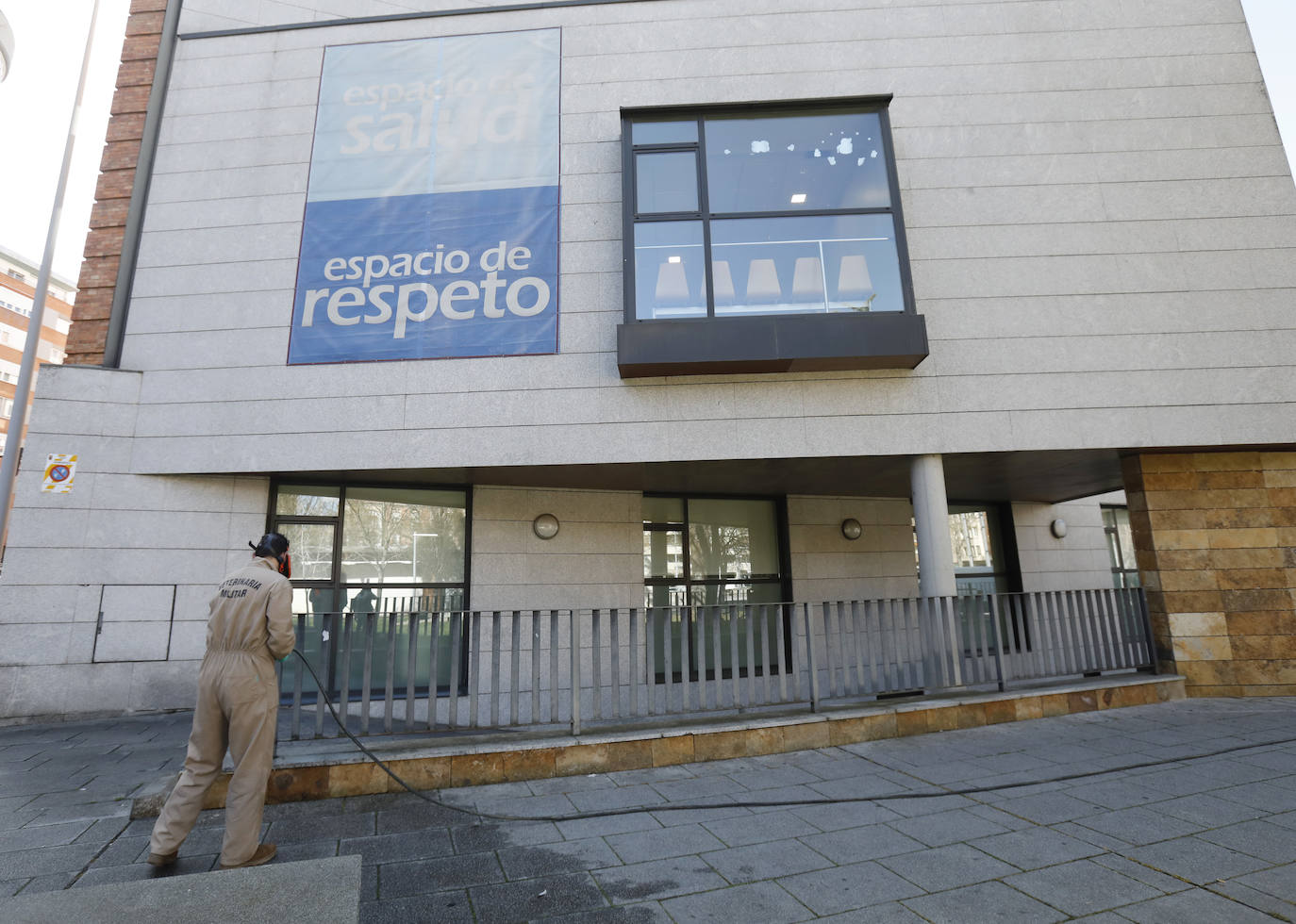 El Ejército desinfecta el Centro de Salud La Puebla.