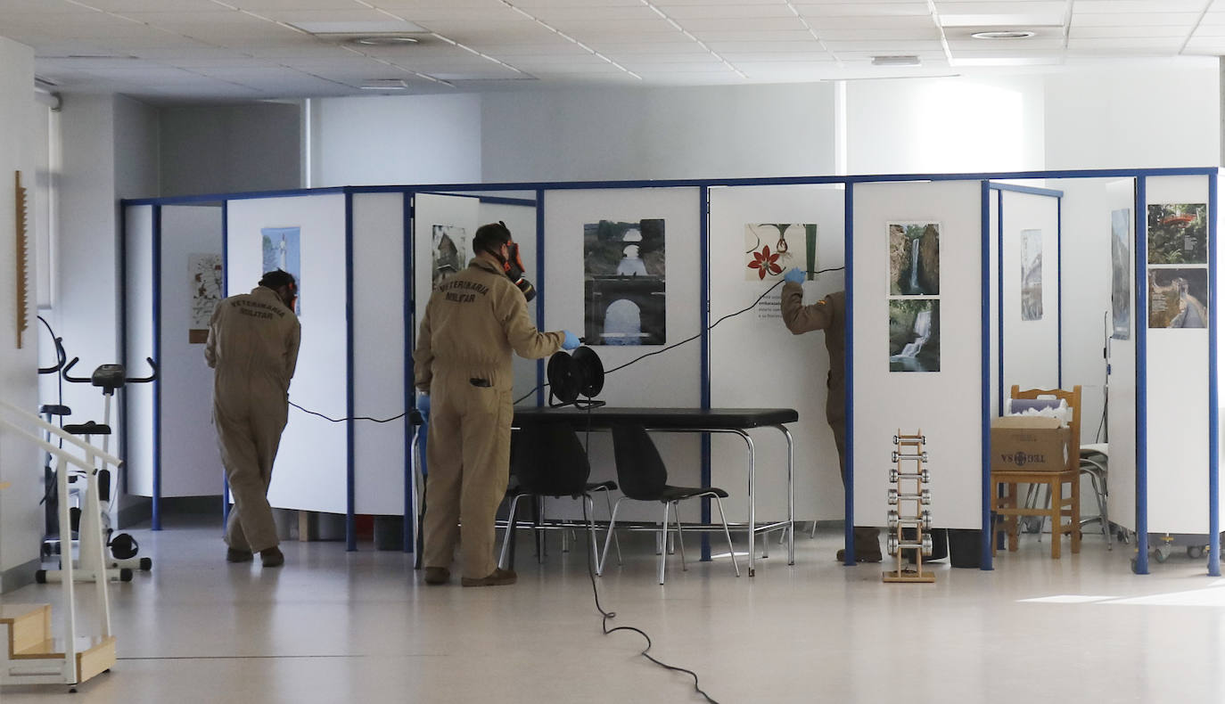 El Ejército desinfecta el Centro de Salud La Puebla.