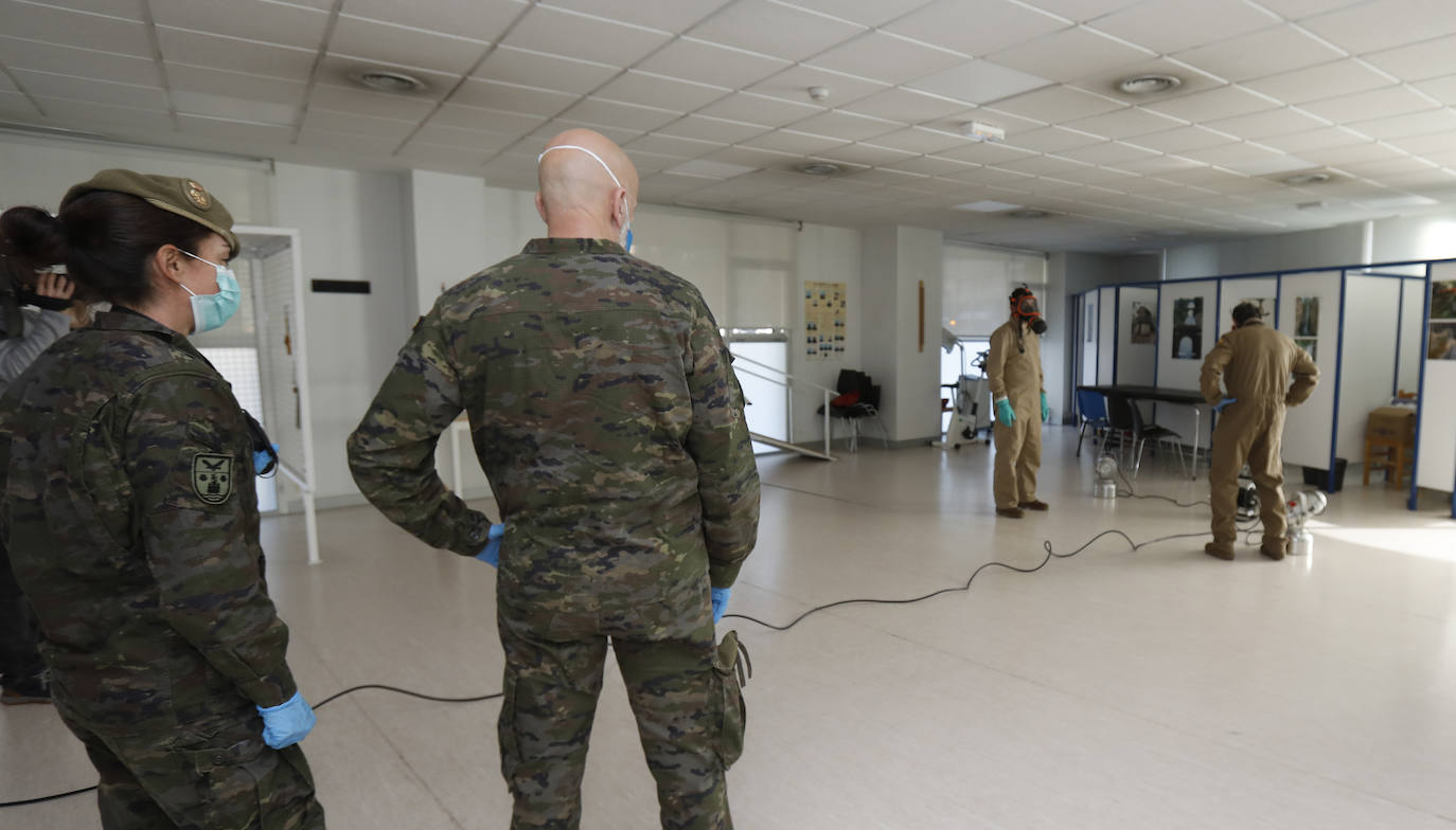 El Ejército desinfecta el Centro de Salud La Puebla.