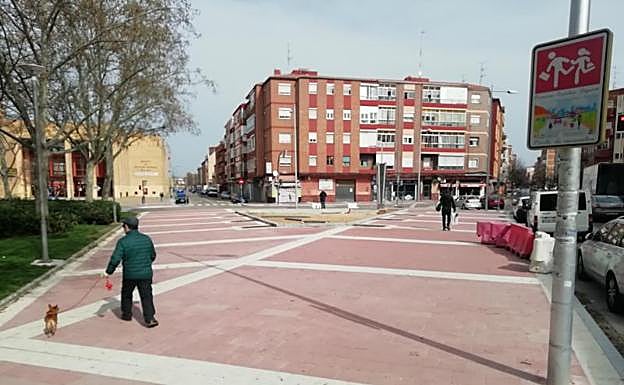 La plazoleta abierta en la calle Arca Real con General Shelly gracias a la eliminación del carril de incorporación desde está última vía.