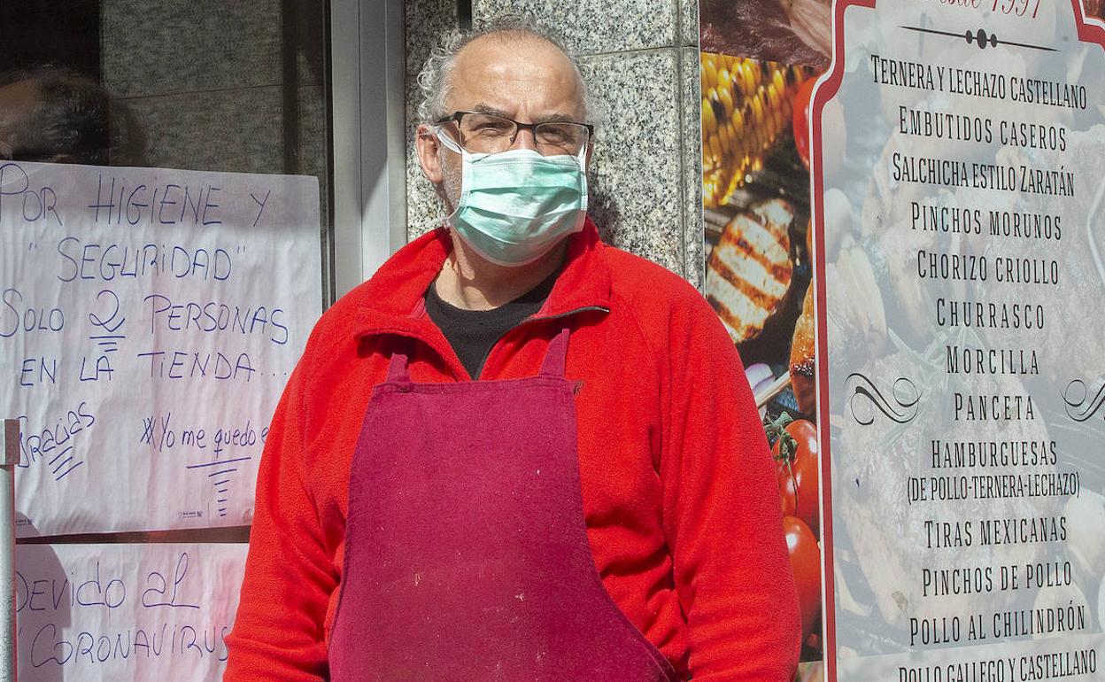 El carnicero Lucio Casado posa para un reportaje de El Norte. 