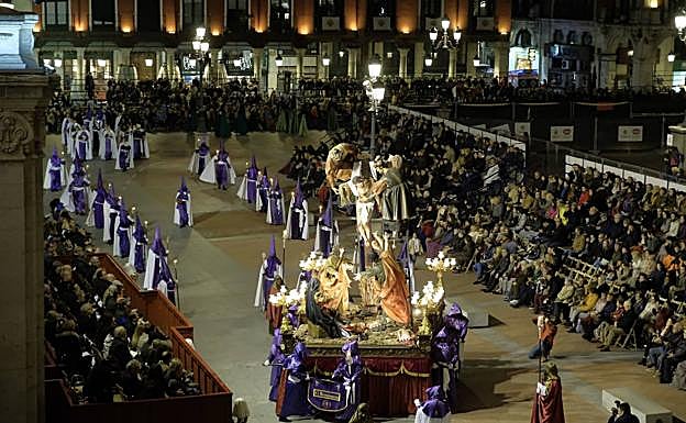 Cofrades del Descendimiento en la Procesión General del Viernes Santo de 2019, una de las que se aplazaría. 