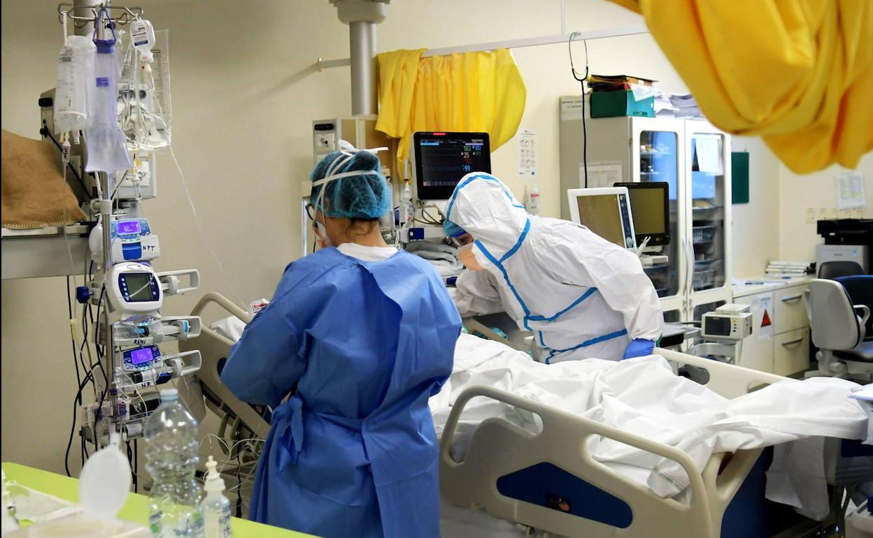Un médico y una enfermera, en el hospital Vizzolo Predabissi de Milán. 