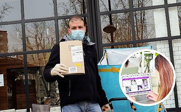 Un repartidor de paquetería muestra un pedido en la Plaza de la Circular. En pequeño, Lidia Reinaldo, de Carlota&Co. 