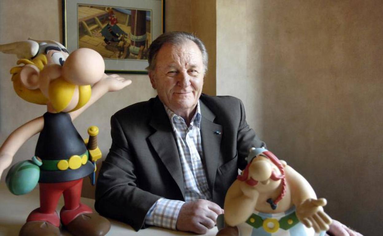 Albert Uderzo, con sus creaciones.