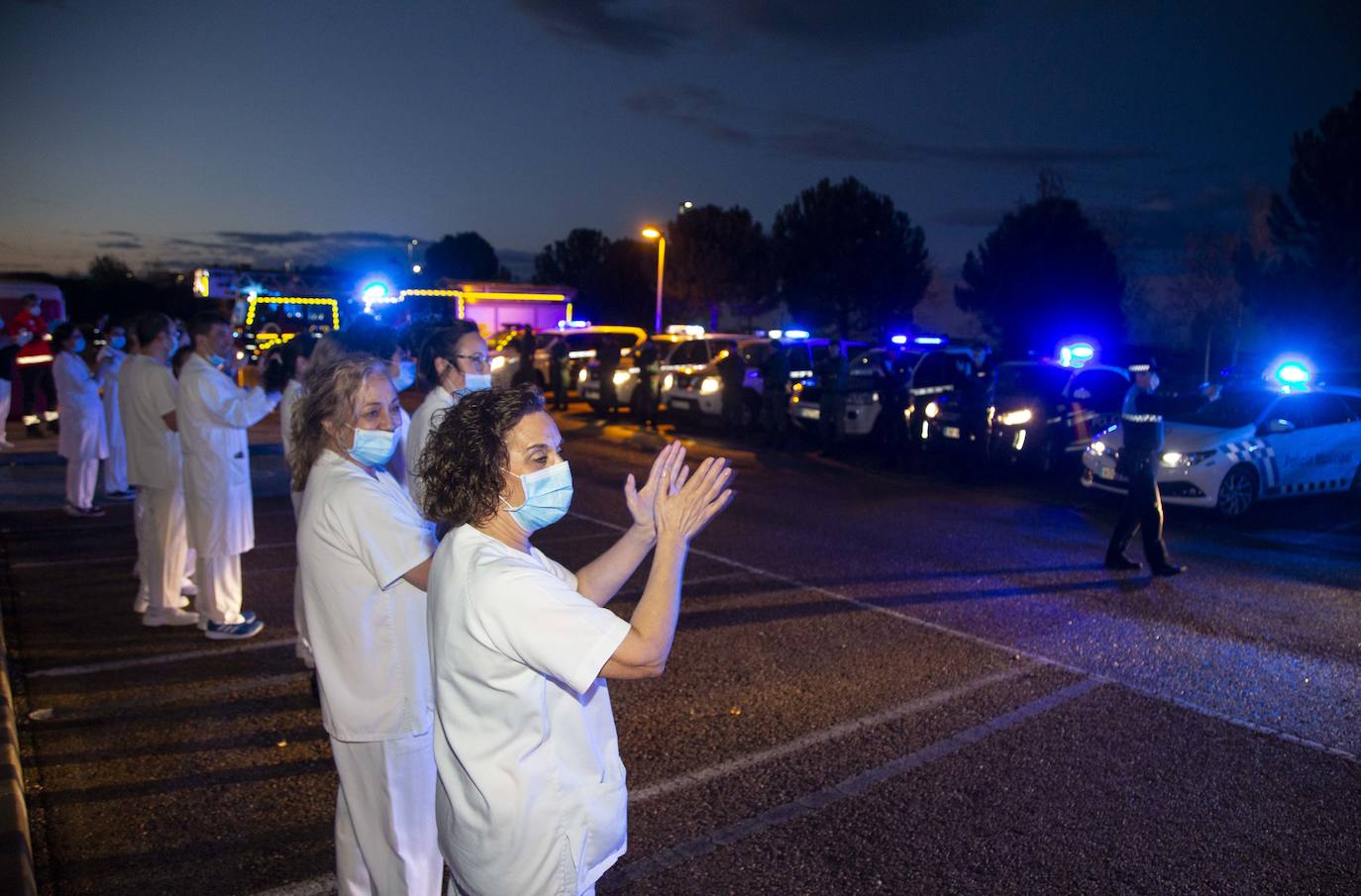 Sanitarios y policías y guardias civiles junto al Río Hortega, héroes aplaudiéndose entre sí. 