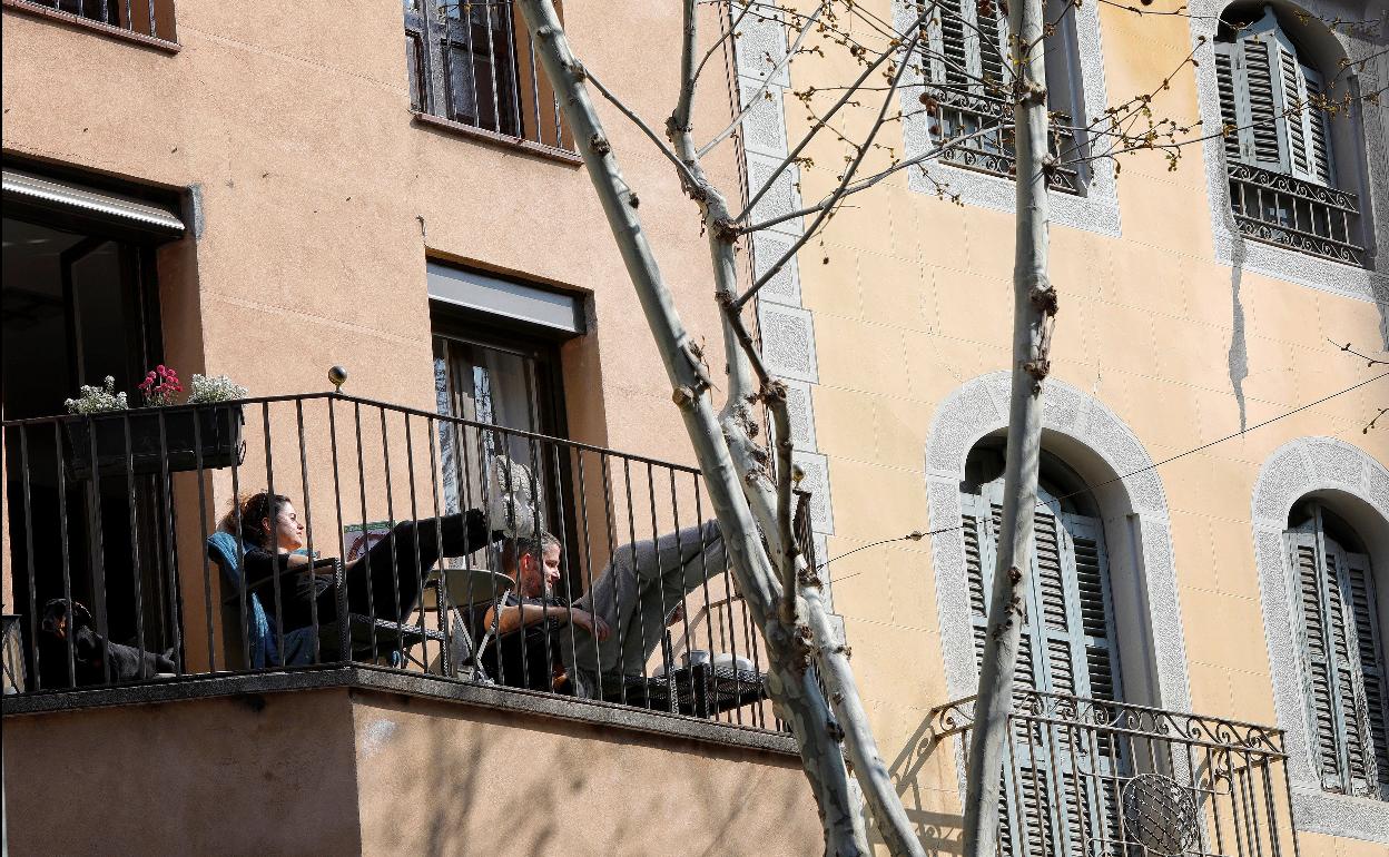 Dos personas en una terraza de Igualada (Barcelona).