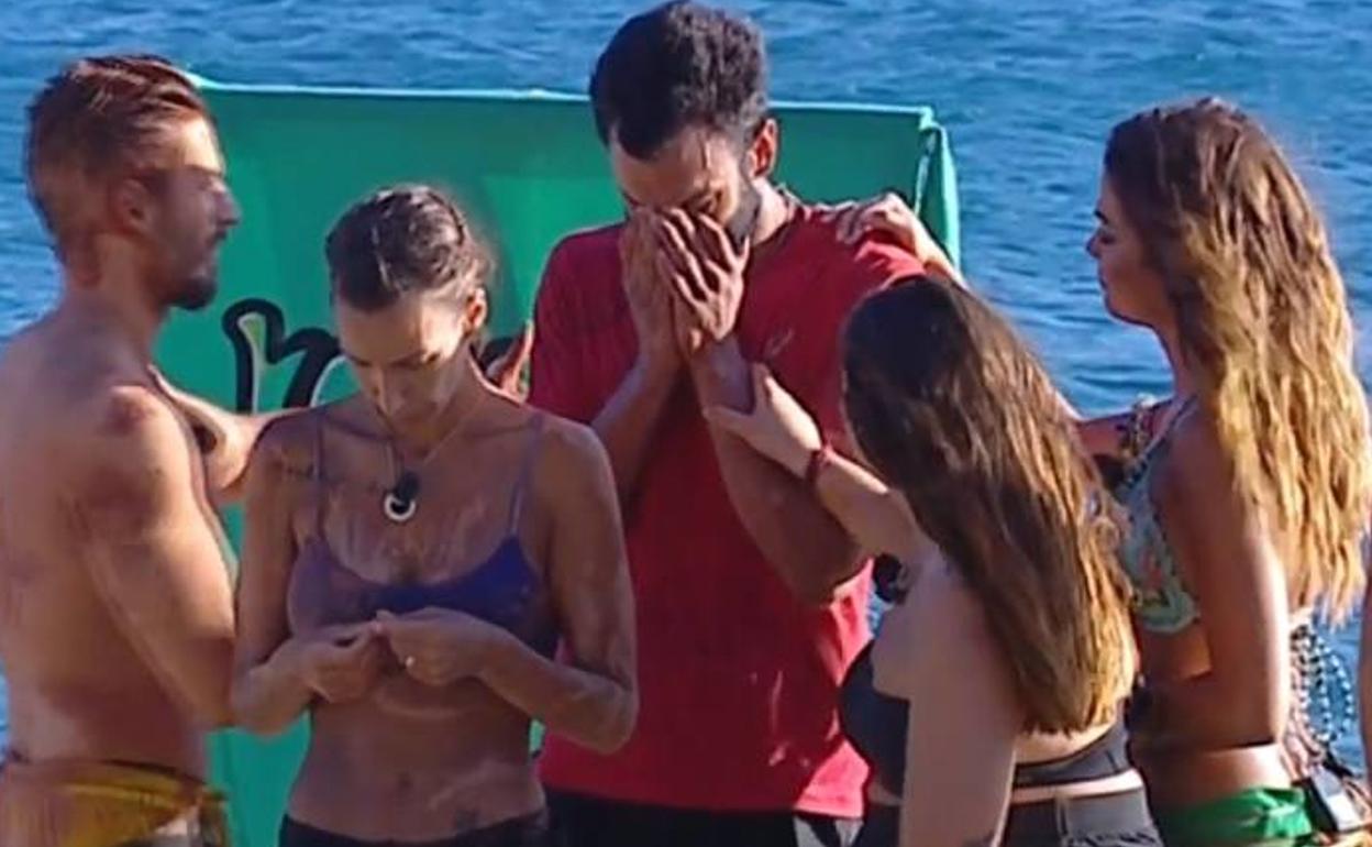 Jorge Pérez, en el centro, con camiseta roja consolado por sus compañeros. 