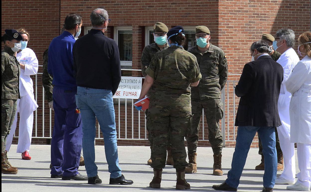 Militares y responsables sanitarios y de la Junta, este miércoles por la mañana, en la visita a las instalaciones del Hospital General de Segovia. 