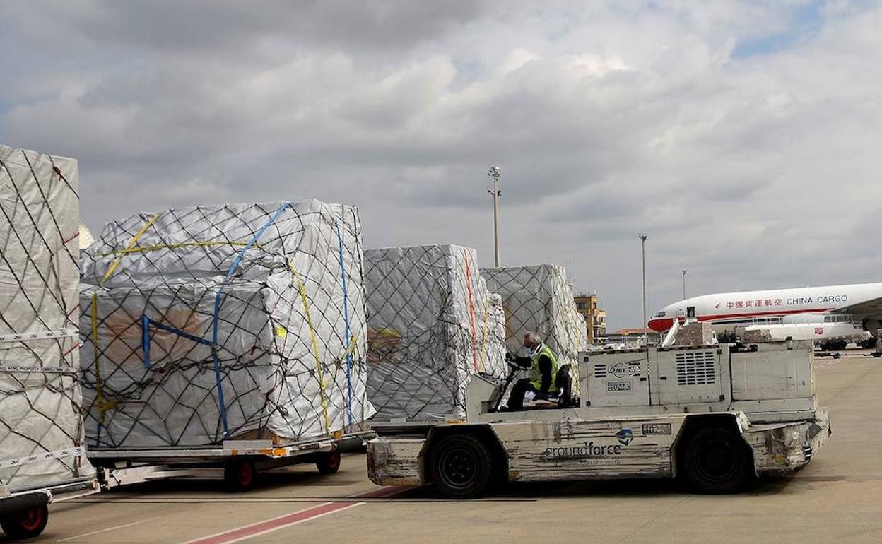 Primera remesa de material llegado de China, en el aeropuerto de Zaragoza este martes. 