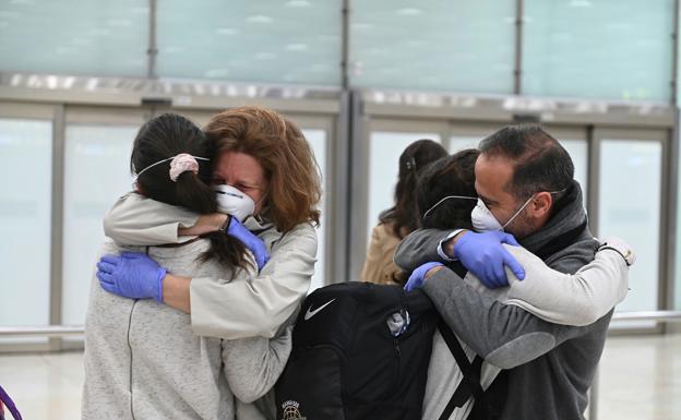 Llegada al aeropuerto de Barajas de los pasajeros procedentes de Quito (Ecuador) en plena crisis del coronavirus.