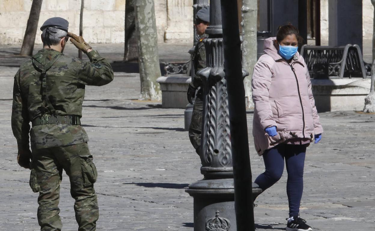 Labores de vigilancia, ayer en la Plaza Mayor. 