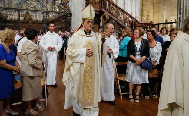 El obispo de la Diócesis de Salamanca, hospitalizado en el Clínico por problemas respiratorios