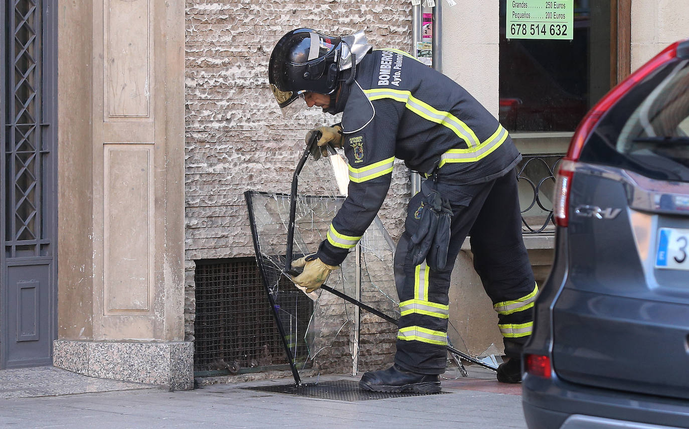 Bomberos de Palencia intervienen en una explosión de gas butano que solo se ha producido daños materiales en una vivienda de la calle Colón de la capital.