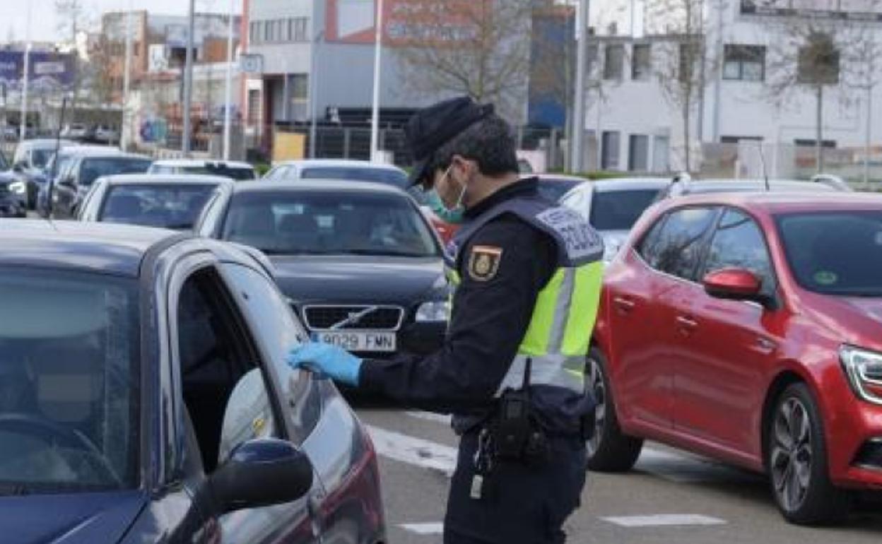 Coronavirus en Valladolid: Denunciada por estar sentada en un banco esperando para desayunar con unas amigas