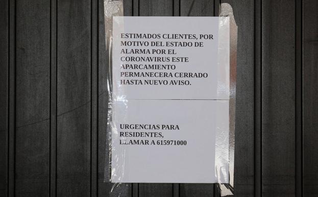 Cartel del cierre en el aparcamiento de la calle Doctrinos de Valladolid. 