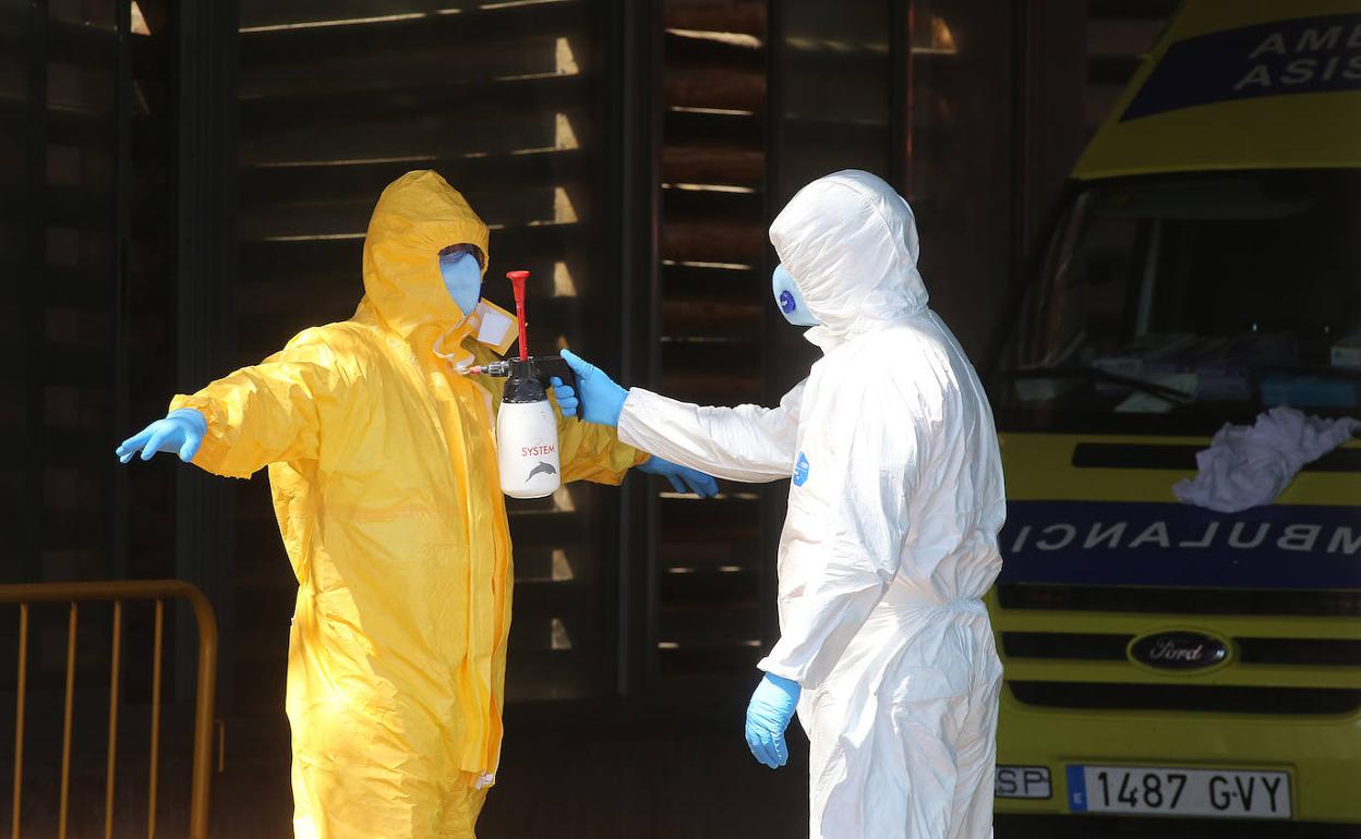 Personal sanitario con trajes de protección en Valladolid. 