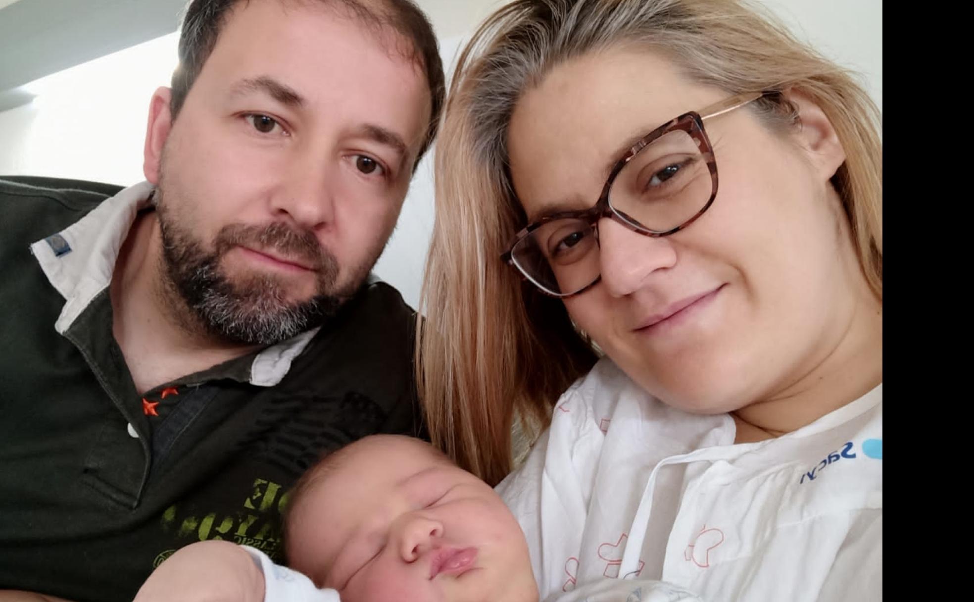 Javier Álvarez y María Jesús Gallego en el hospital Rio Carrión, con su hija en brazos. 