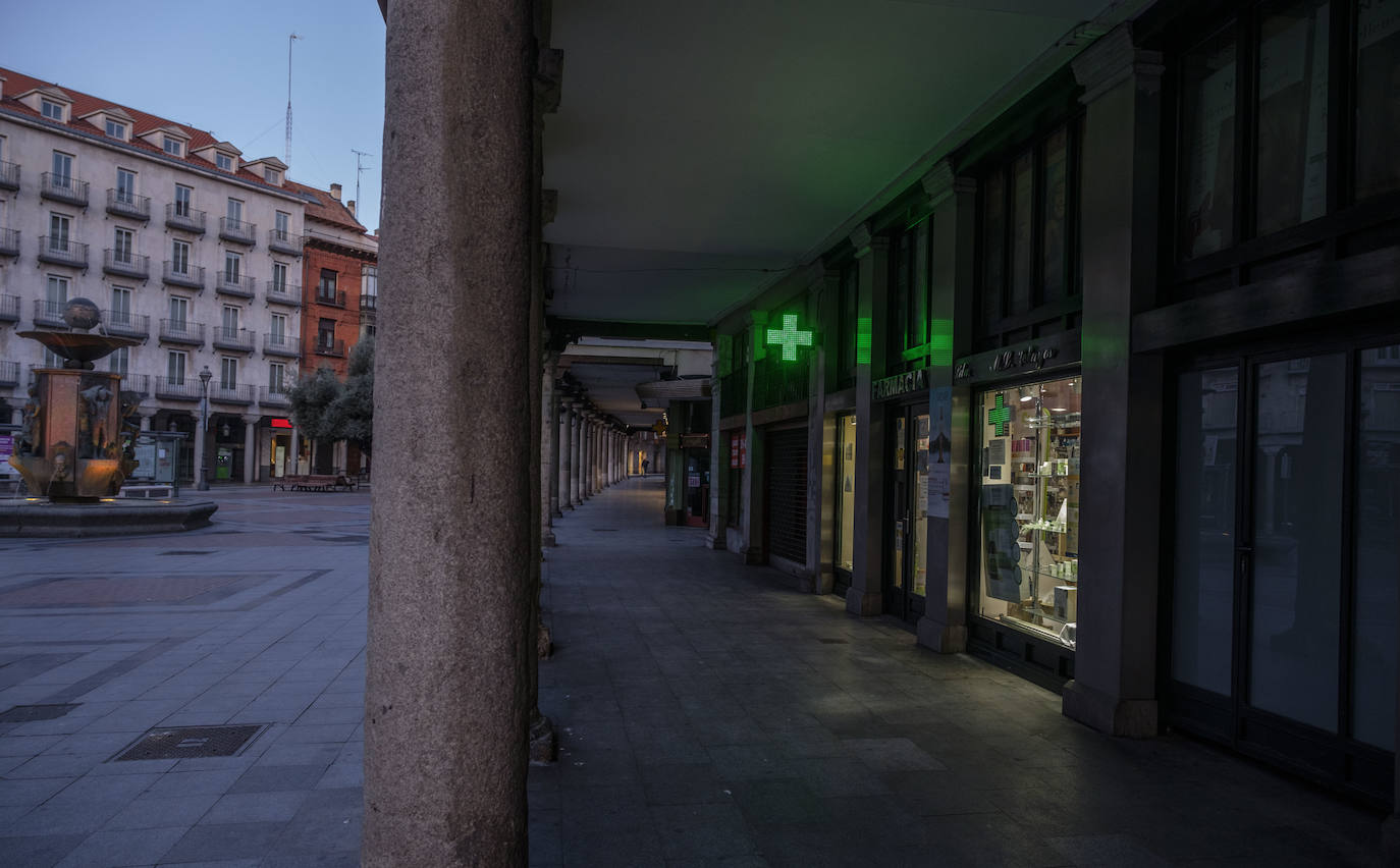 El confinamiento en los domicilios al que obliga el estado de alarma por la crisis del coronavirus ha dejado prácticamente desiertas las calles de Valladolid. 