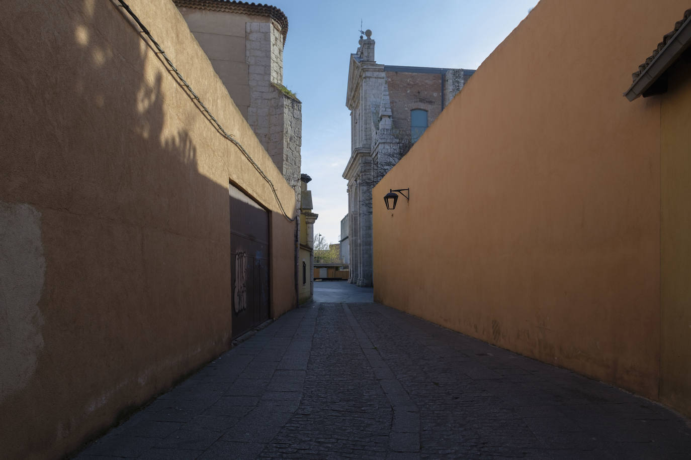 El confinamiento en los domicilios al que obliga el estado de alarma por la crisis del coronavirus ha dejado prácticamente desiertas las calles de Valladolid. 