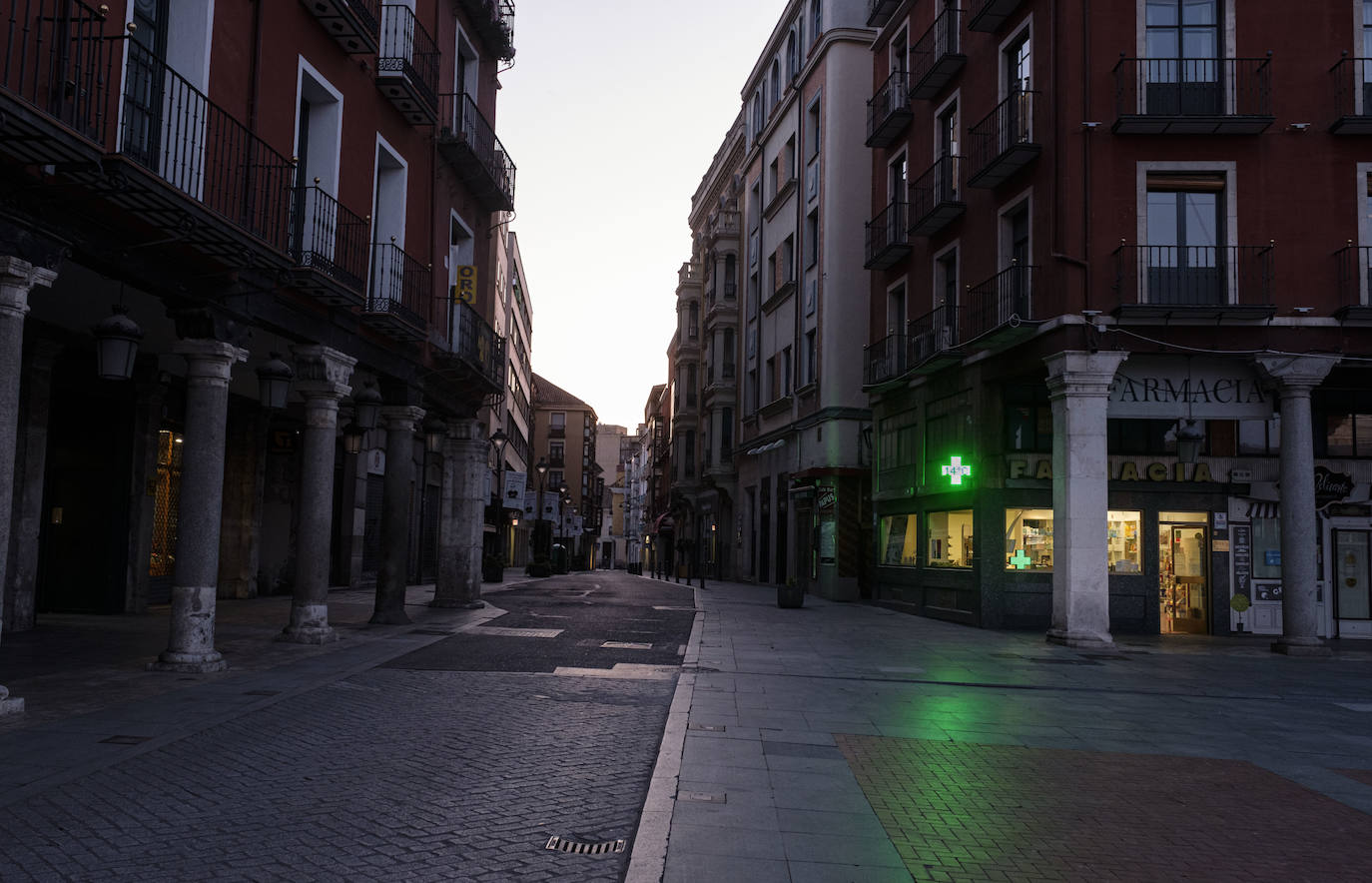 El confinamiento en los domicilios al que obliga el estado de alarma por la crisis del coronavirus ha dejado prácticamente desiertas las calles de Valladolid. 