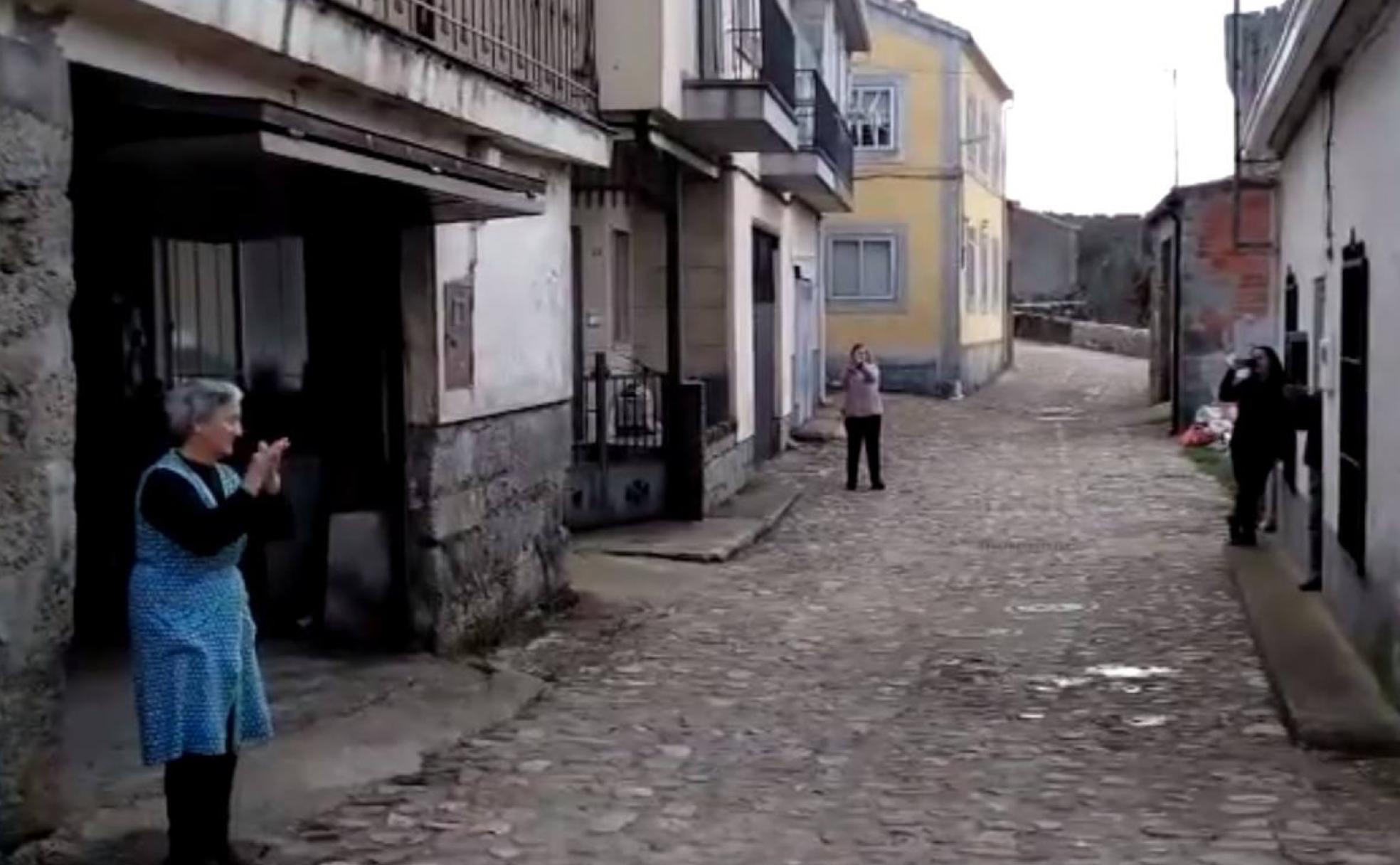 Vecinos de Monleón que han salido a sus puertas durante la emisión del programa que cada día realiza Blanqui desde su ventana.