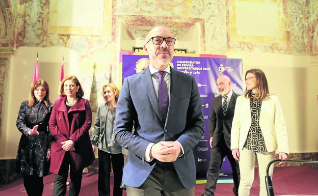 Javier Ortega, consejero de Cultura y Turismo, con la directora general de Deportes a la derecha.